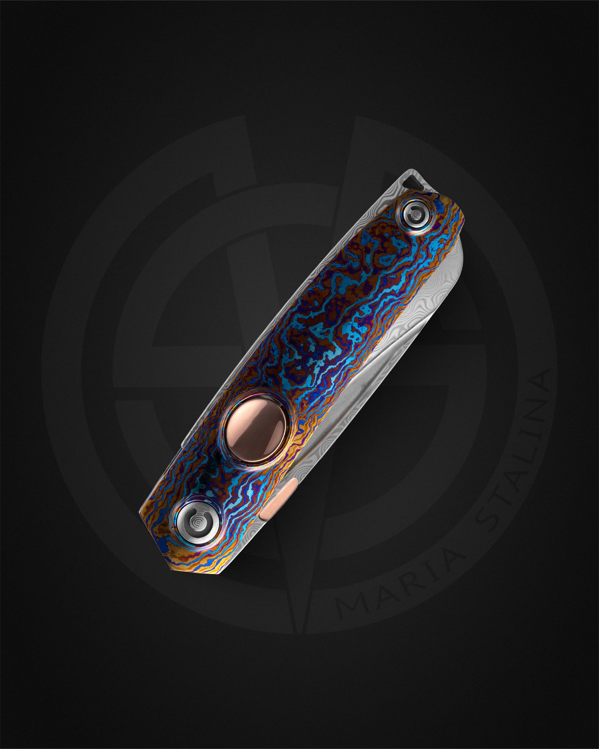 Tachycardia Mandarin — закрытый кастомный нож из RWL Damasteel с выразительным рисунком рукояти из тимаскуса
