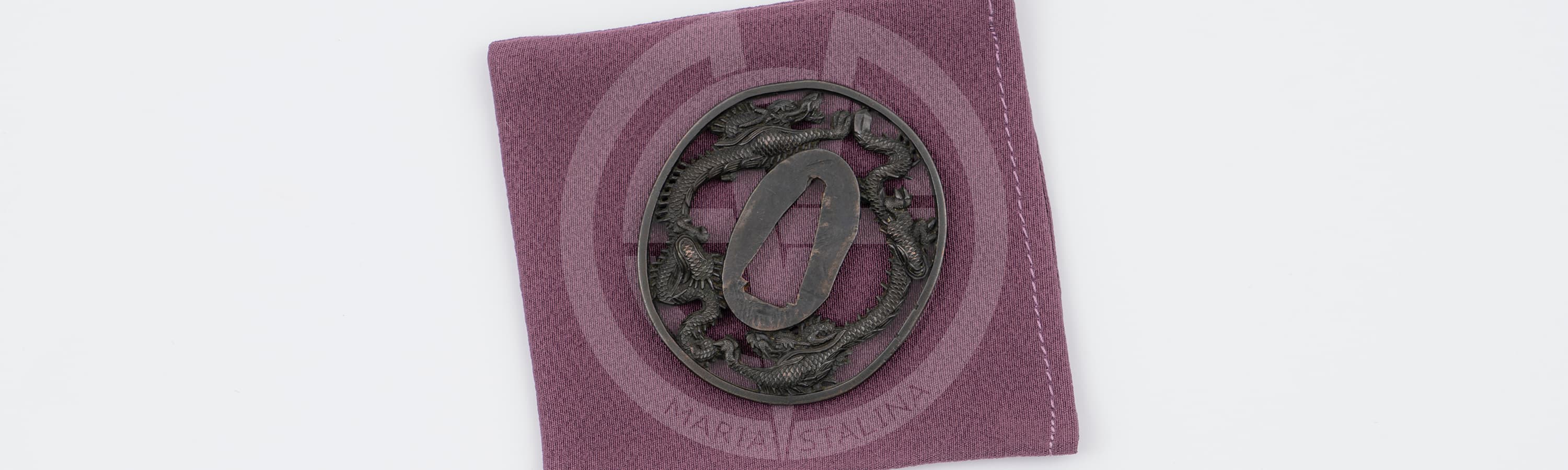 Цуба овальной формы для меча Вакидзаси Драконы_1