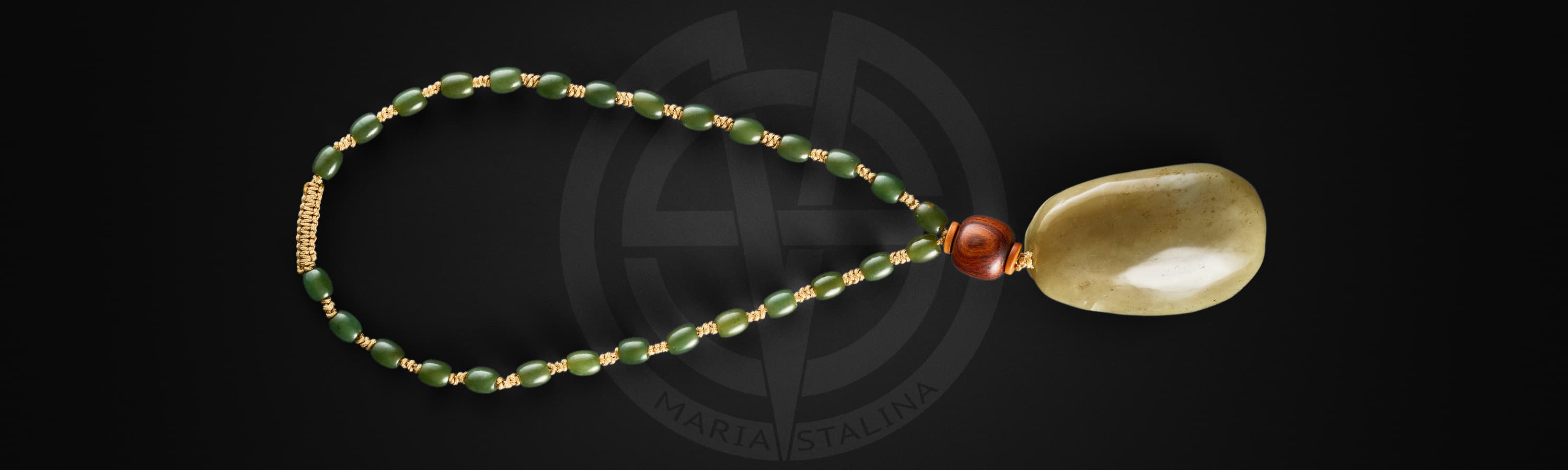 Задняя сторона нефритового амулета Юнь Цзинь Ло из натурального зелёного нефрита