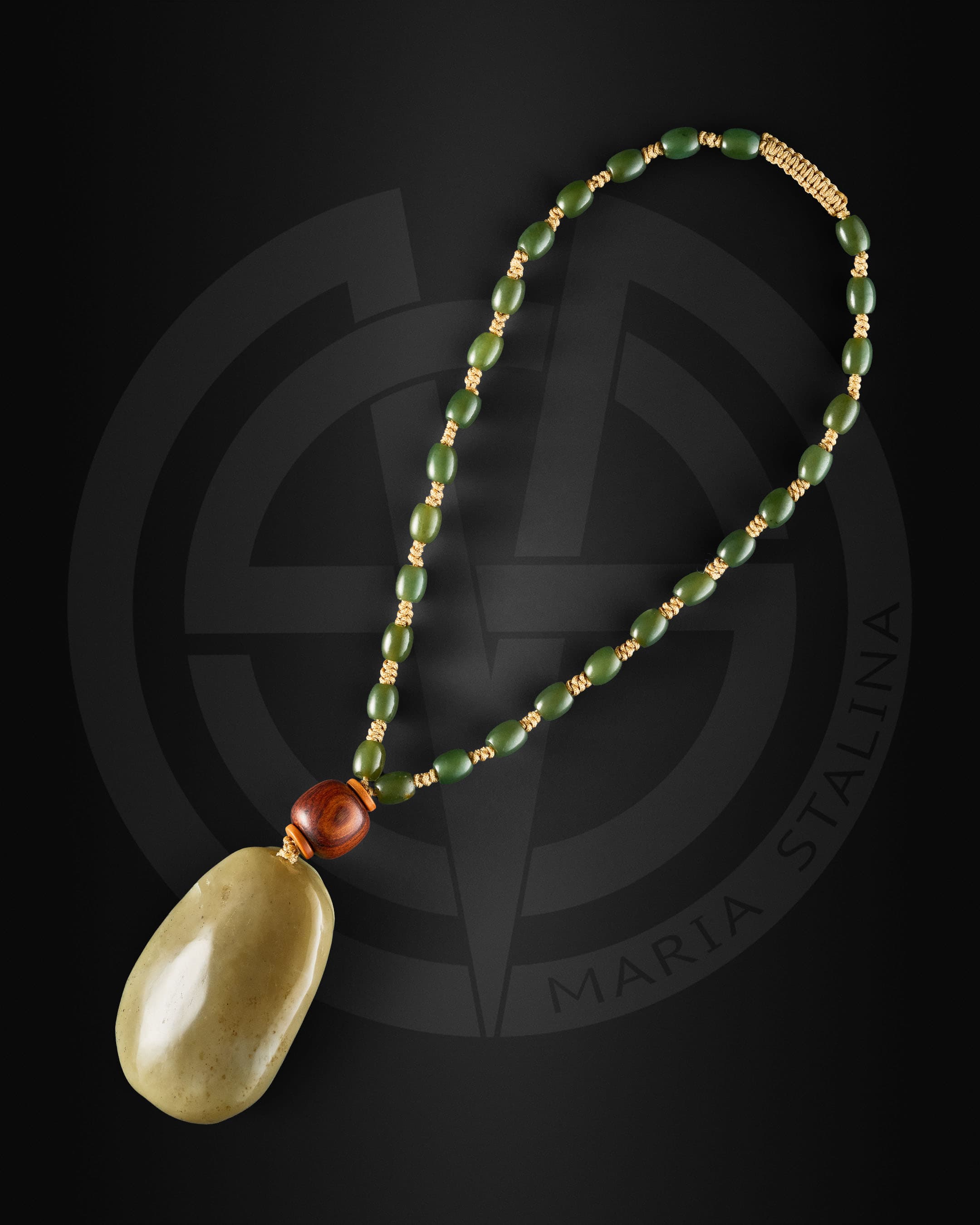 Задняя сторона нефритового амулета Юнь Цзинь Ло из натурального зелёного нефрита