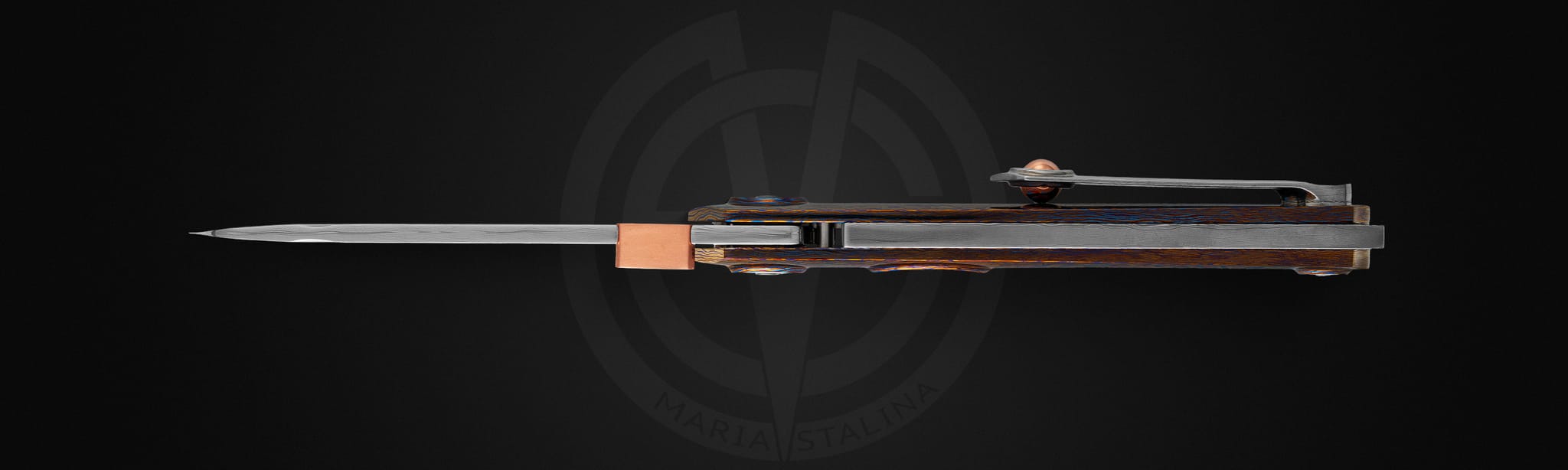 Tachycardia Mandarin — открытый нож, вид сверху. Клинок из RWL Damasteel и рукоять из тимаскуса.