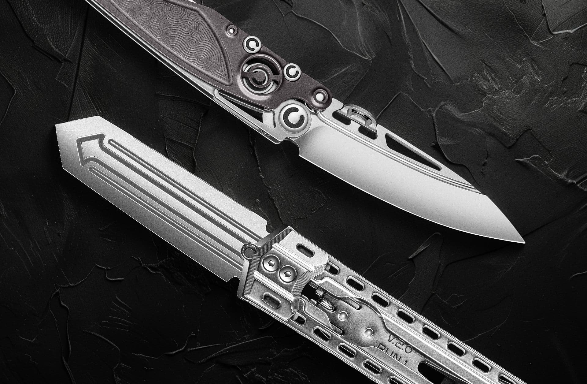 Égocentrique is a custom puzzle knife by SIL Manufactory®. Created in the spirit of Art Deco, it appears to be anything but a knife at first glance. The RWL-34 blade is completely concealed within a steel, titanium, and bronze handle, while the unique opening mechanism turns every interaction into an engaging discovery. More than an everyday carry tool, it is a collectible artifact for connoisseurs of unconventional engineering and artistic design. Egocentrique
