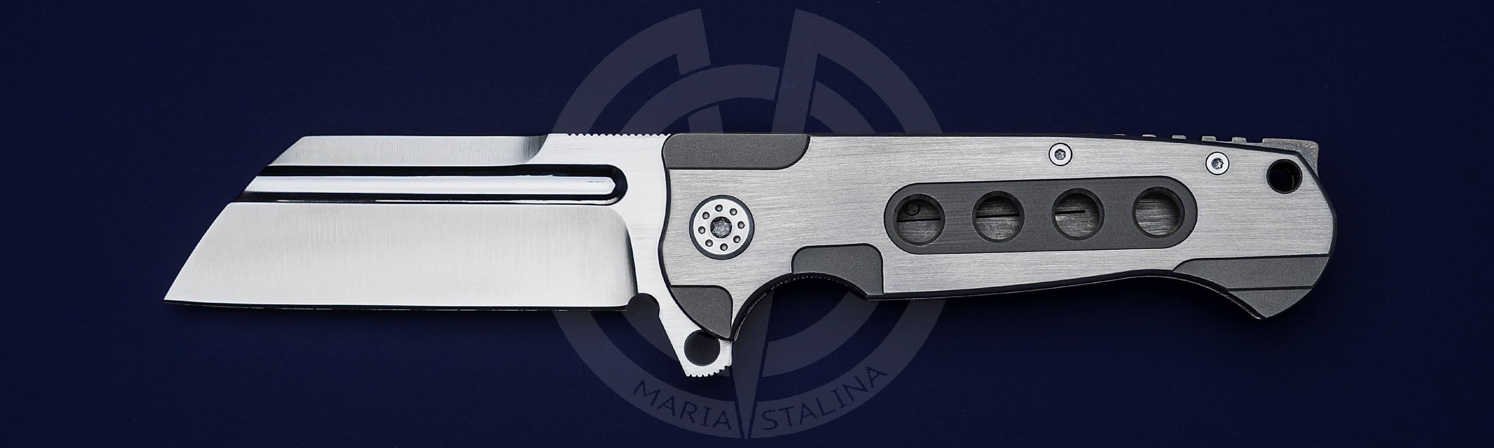 Данный предмет не является холодным оружием. <br>Просим обратить внимание, что фотографии на сайте могут не передавать в полном объеме цветовые нюансы и мелкие детали предмета.<br>Комплектация: фирменная (тканевый чехол). Andre de Villiers нож Butcher 2014 Metallic