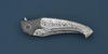 Больстер из титана эффектно контрастирует с дамаском на рукояти коллекционного ножа Lerman Custom Knives Hydra
