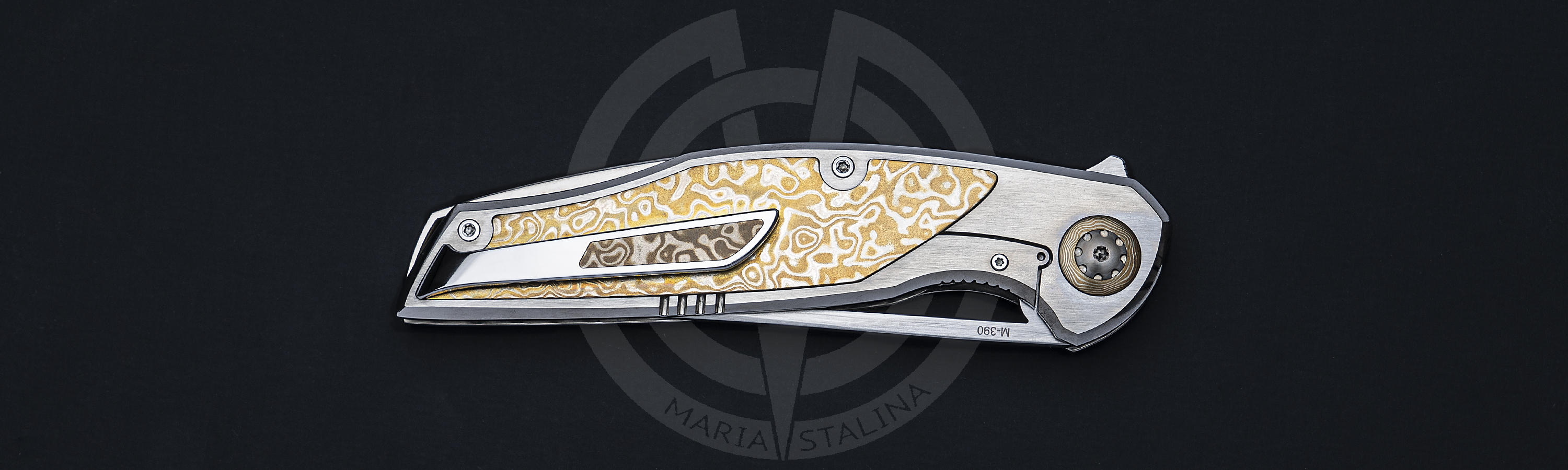 M390 steel of a knife Blond