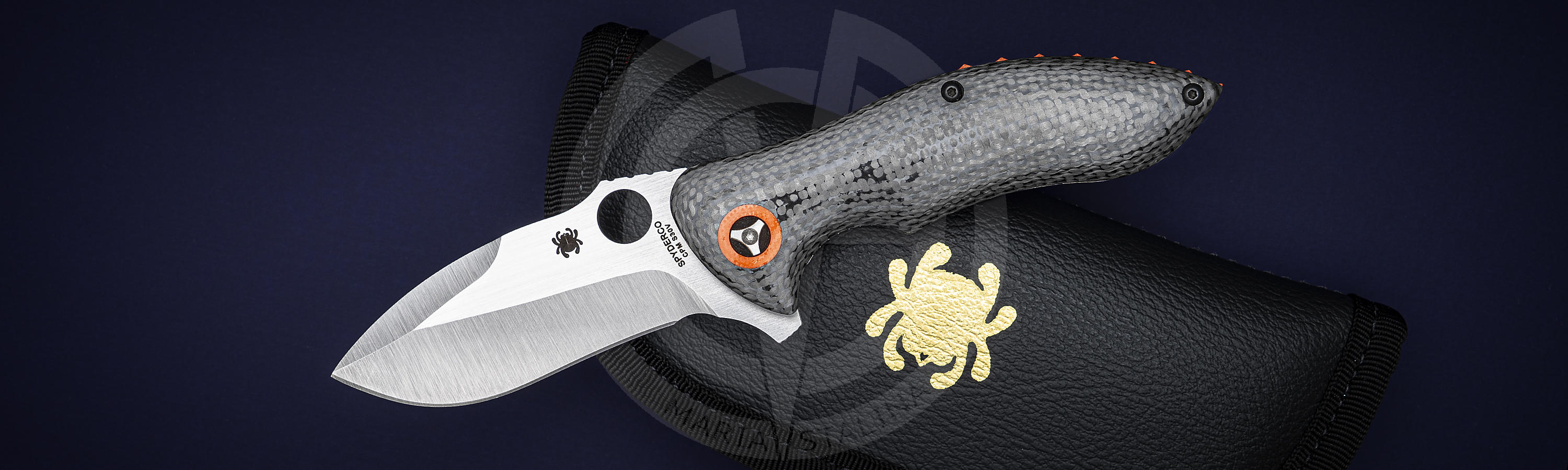 The blade from CPM® S30V® steel and the handle with carbon fiber scales
