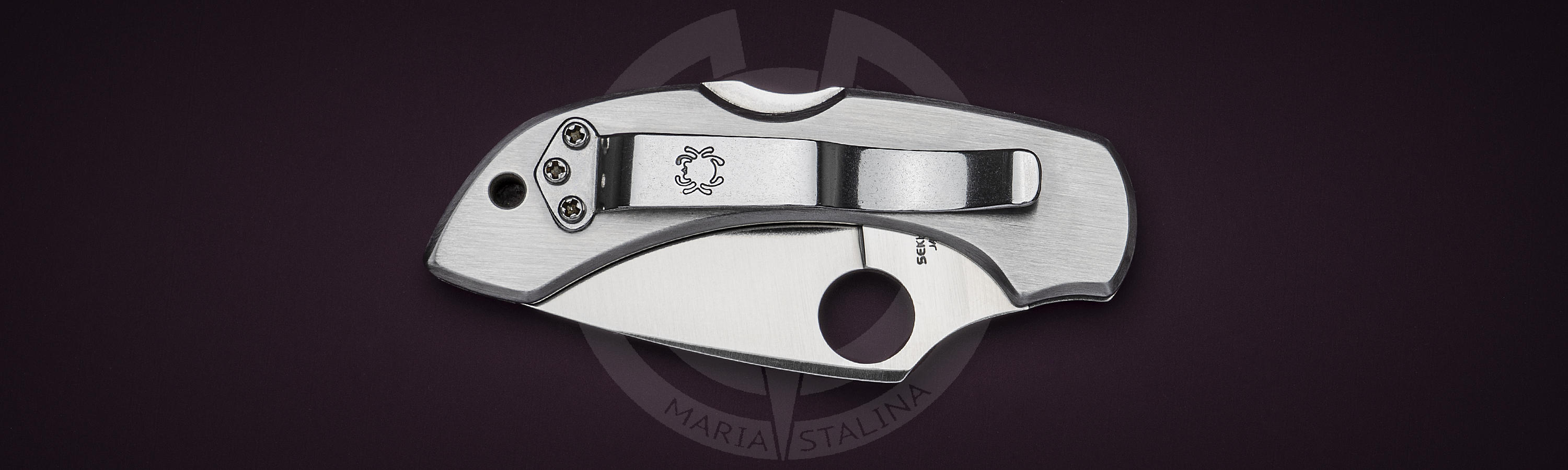 The Round Hole allows to open a folding knife with only one hand